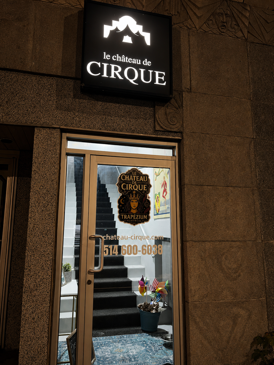 Entrée du Château de Cirque — logo sur la porte, 6956 Rue St-Denis